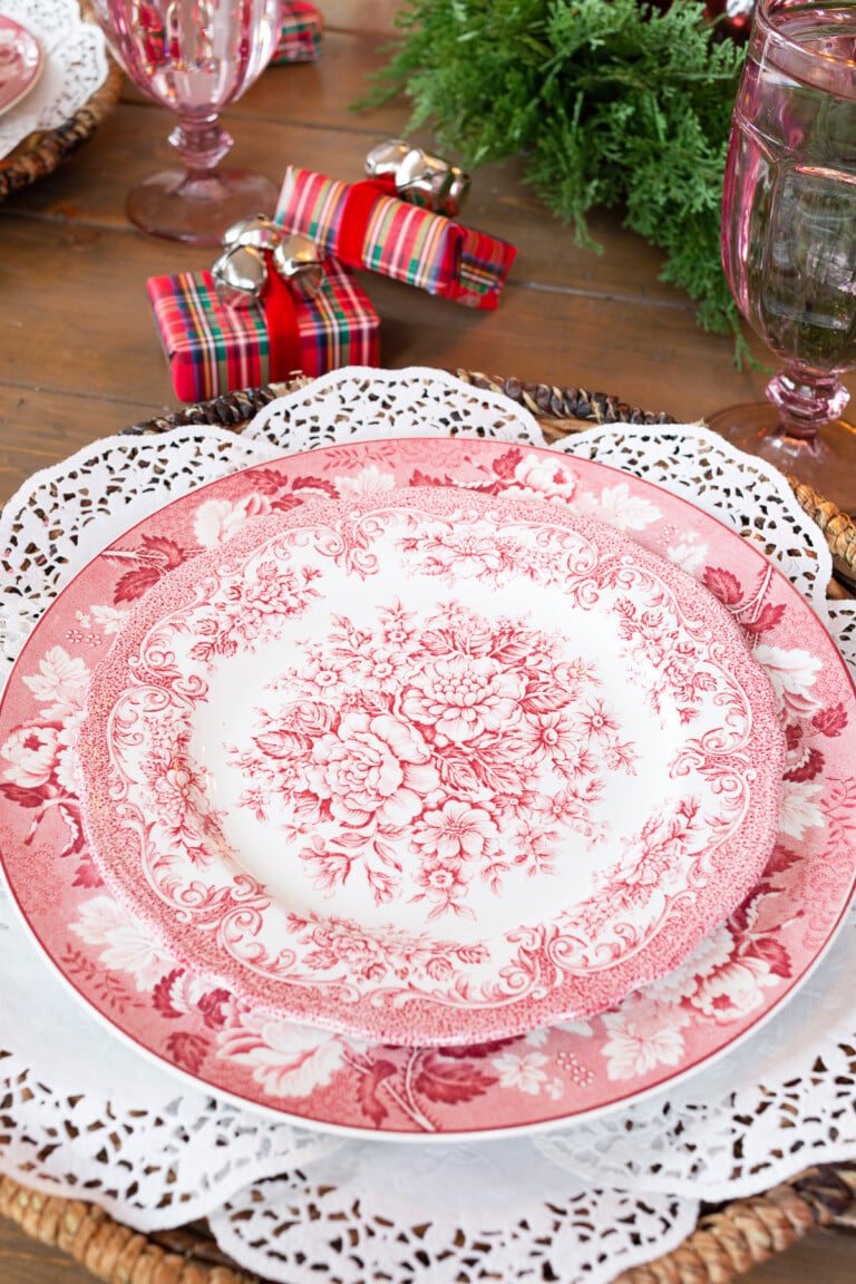 How to Make Pretty Table Placemats or Plate Chargers Using Paper Doilies