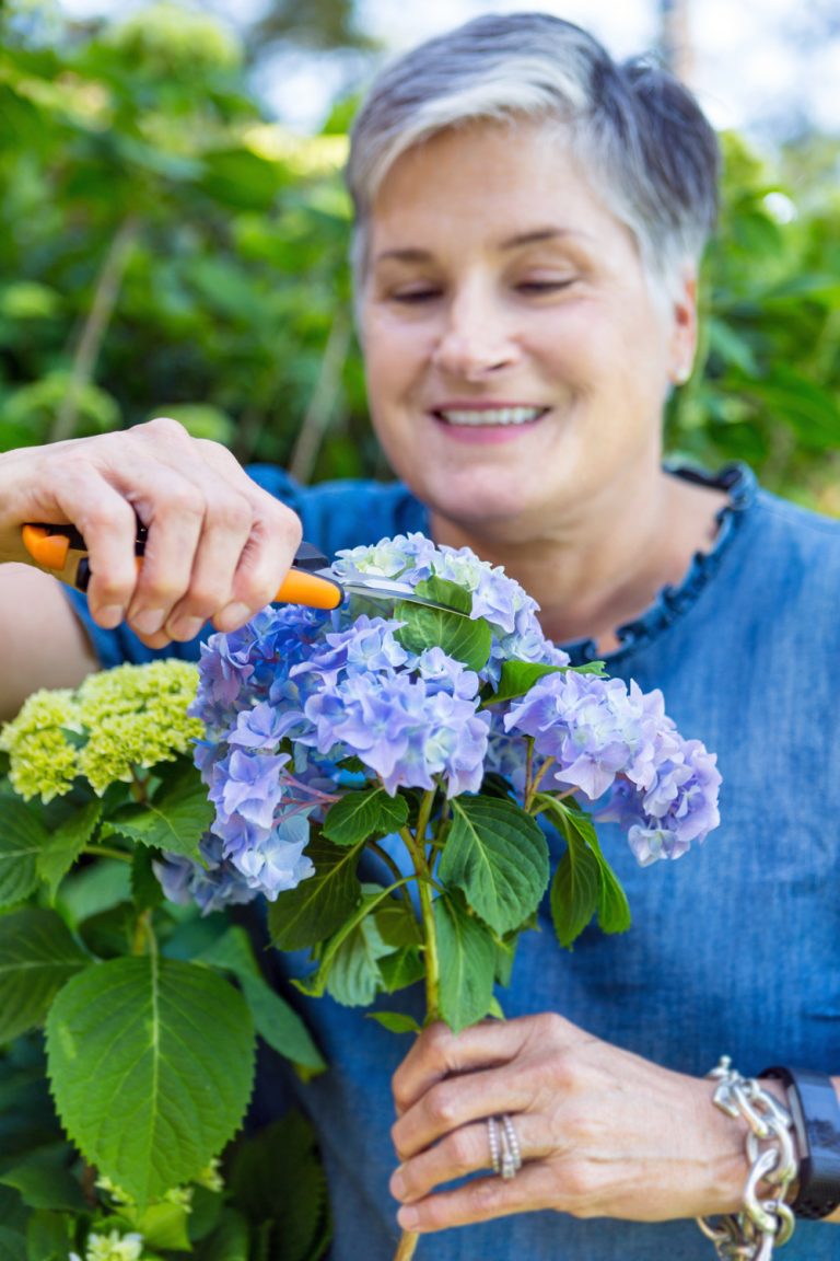 How to Arrange Flowers Using the “Simple Method”