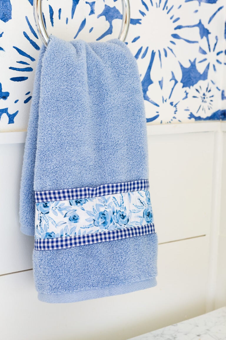 How to Decorate Bathroom Towels