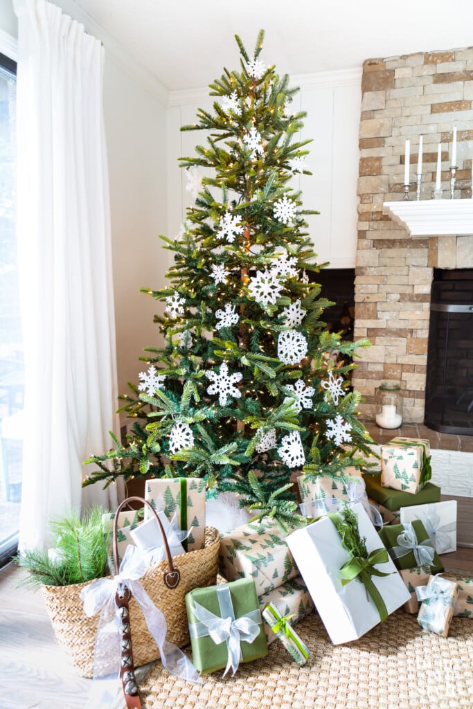 How to decorate a Christmas tree using handmade paper snowflakes made from doilies.