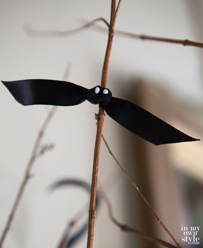 Homemade Halloween Decorations: Easy to Make Bat Branches in a Vase